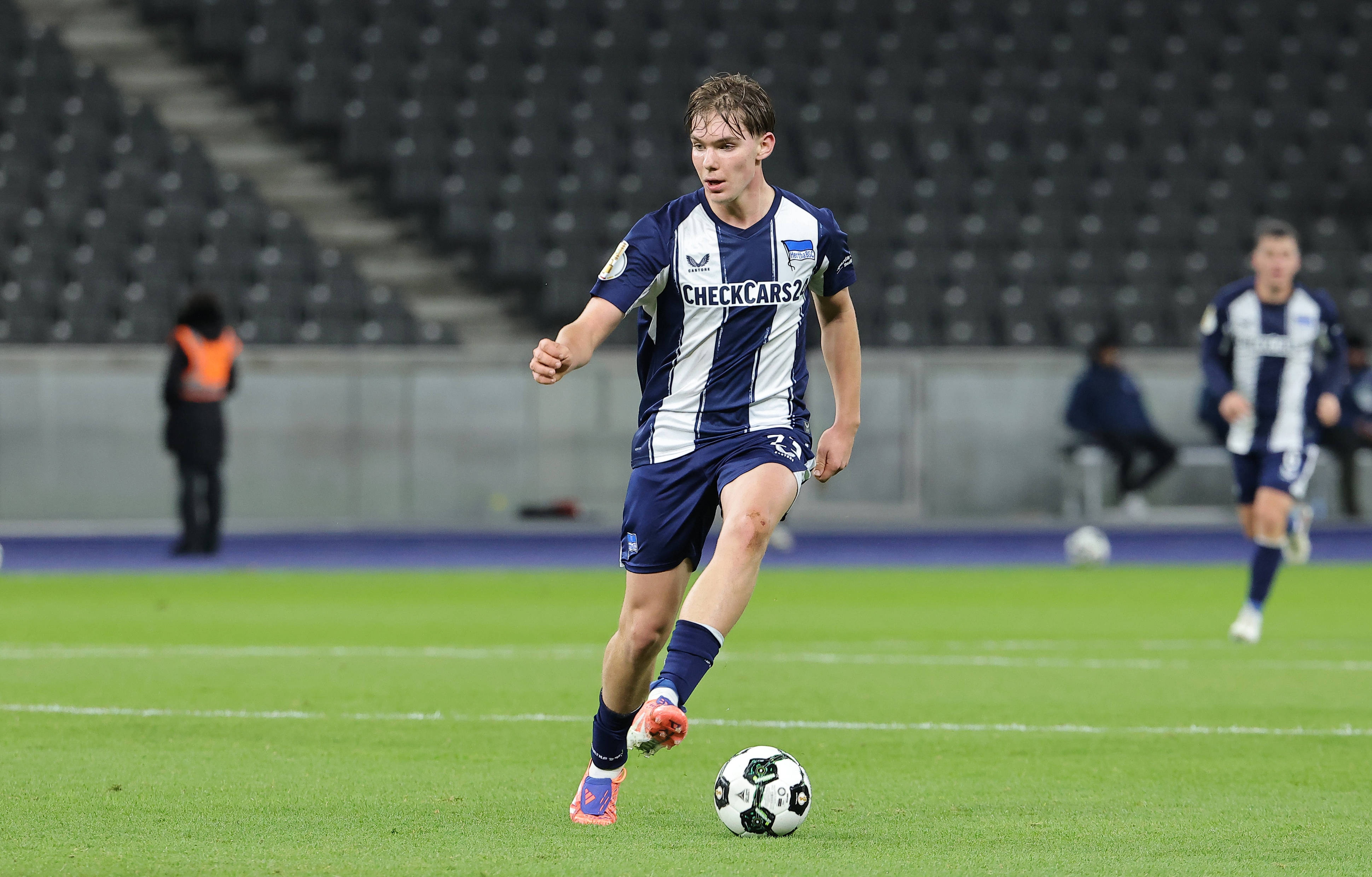 九游娱乐官网入口-德天空：拜仁认真考虑今夏签下柏林赫塔16岁中场艾希霍恩