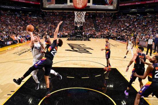 九游娱乐入口-东契奇再度无奈空砍 差距明显独行侠已无力回天