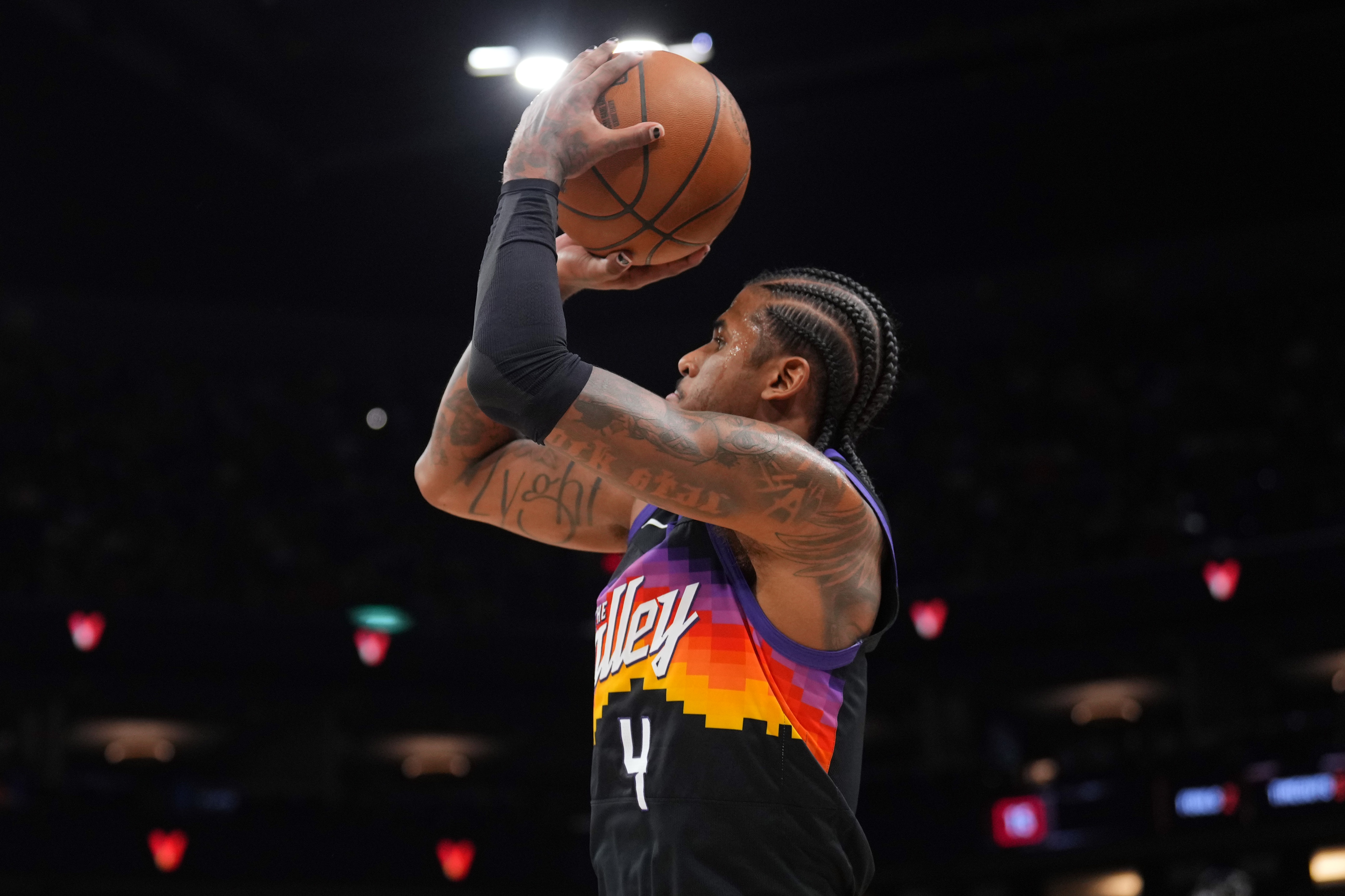 九游娱乐官网入口-布克：杰伦·格林开场为我们定下比赛基调 直接拉开了场上空间